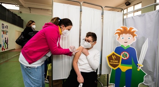 Vaccini ai bambini a Napoli, piace l'hub in classe: «Un esempio per tutti»