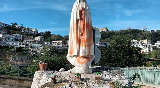 Bacoli, imbrattata con la vernice arancione la statua della madonna di Fatima a Lucrino