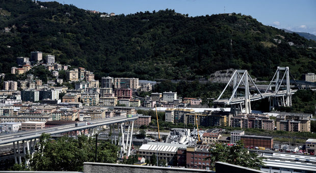 Ponte Morandi, la poesia virale: «Tutto crolla, tranne noi. Genova, tornerai più bella»