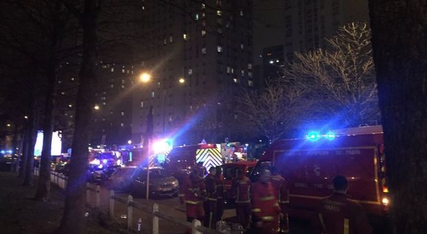 Parigi, incendio in un palazzo: tre morti tra cui due bambine di 3 e 6 anni
