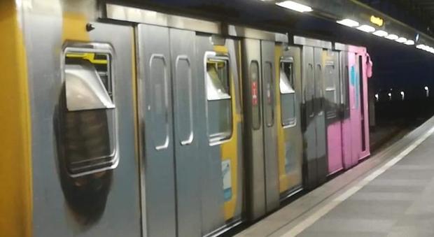 Napoli, assalto dei writers al treno della metropolitana: rissa sfiorata con i viaggiatori al Frullone