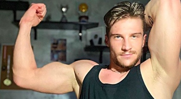 Marco è in quarantena perché positivo al Covid, ma il 25enne vince le selezioni online di Mister Italia