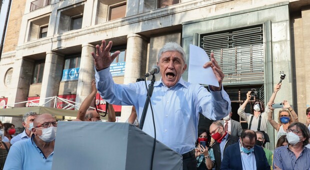 Comunali a Napoli, Calenda sostiene Bassolino: «Rafforza la mia candidatura»