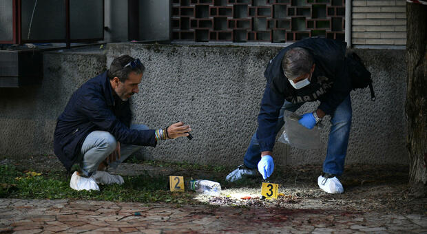 Milano, 36enne accoltellato alla gola durante una lite: morto dopo il ricovero in ospedale. Caccia al killer