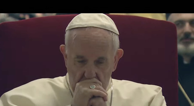 Papa Francesco celebra per i poveri e poi pranza con loro, alla messa a San Pietro: «Basta con l'indifferenza»