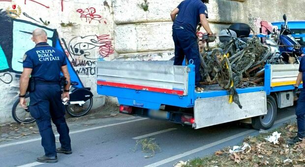 Roma, ripulito il fiume Tevere: trovate 35 biciclette e altri rifiuti di vario genere