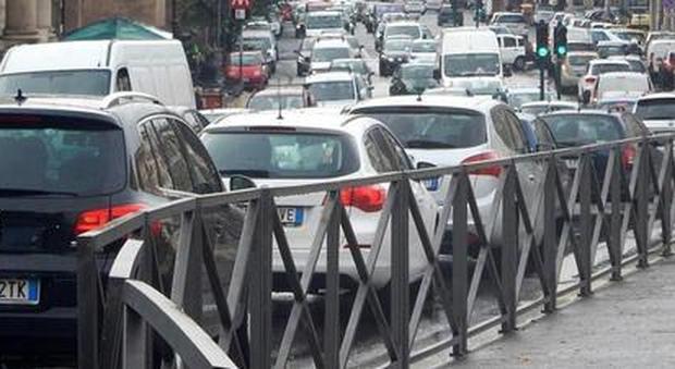Piazzale Flaminio, tamponamento tra auto: traffico in tilt e code