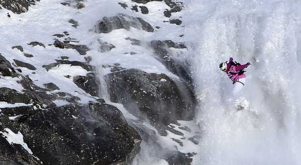 Snowboarder trascinato da valanga: si ferma sul bordo del precipizio