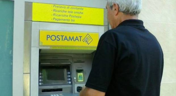 Forcina da capelli nel bancomat per rubare i soldi, preso di mira l'Ufficio postale