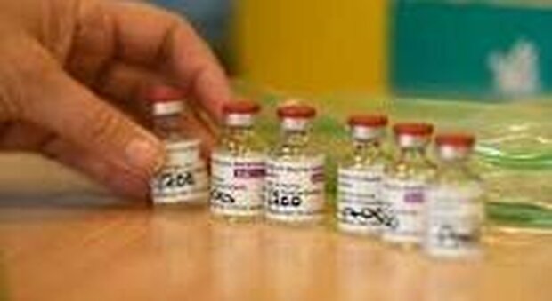 Vaccino AstroZeneca, le Regioni hanno utilizzato solo 110 mila dosi su 542 mila