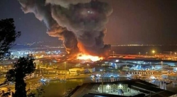Ancona, vasto incendio nel porto. «Chiuse tutte le scuole e i parchi». Ipotesi atto doloso o cortocircuito