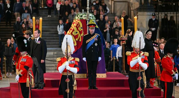 Regina Elisabetta, la Russia esclusa dai funerali protesta: «Decisione immorale e blasfema»