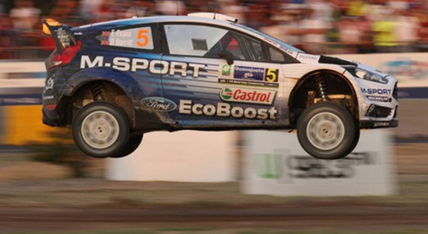 La Ford Fiesta WRC di Evans in volo