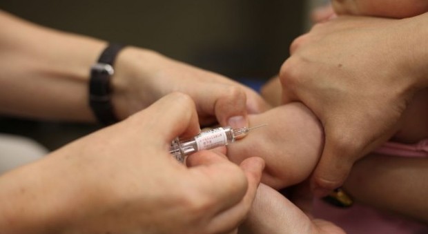 Vaccino anti-meningococco B gratuito peri bimbi fino ai 5 anni