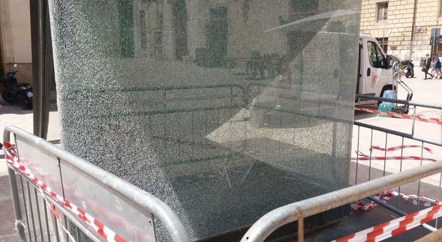 Una delle vetrate di piazzetta Castromediano rotta