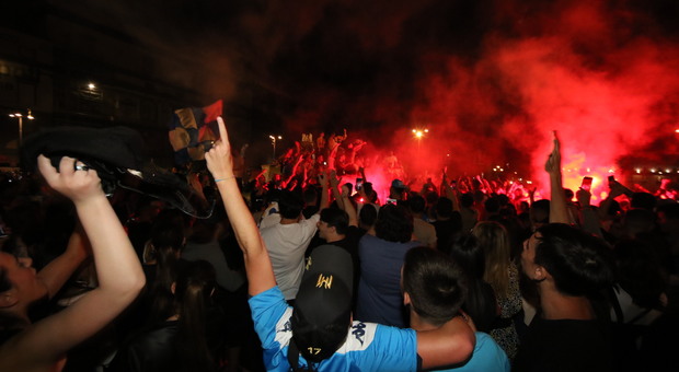 Napoli, la festa della Coppa Italia macchiata dai vandali: notte di rapine e aggressioni