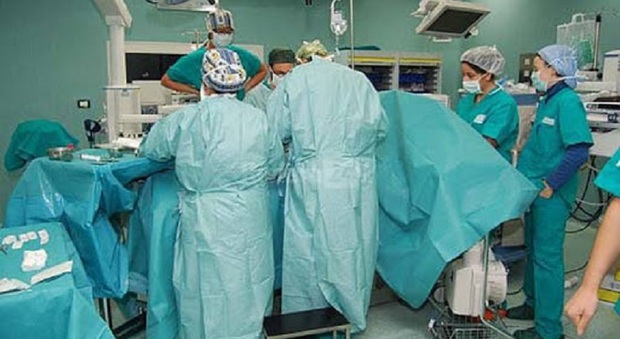 Un intervento chirurgico: il numero è drasticamente diminuito a causa del covid