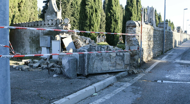 I danni causati dal tir al cimitero di Ceneda