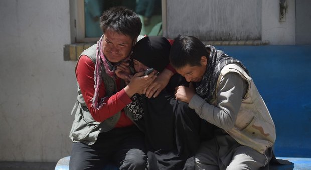Attentato kamikaze a Kabul, 52 morti e 112 feriti. L'esplosione davanti a una scuola