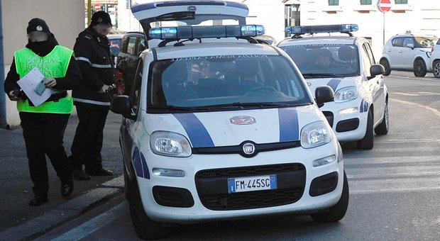 Smog a Roma, i vigili controllori del blocco in servizio con le auto diesel