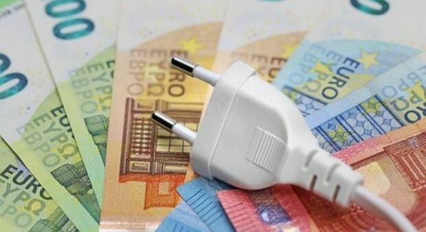 Bollette, in Italia si paga l'elettricità il 70% in più rispetto alla Francia. Famiglie perdono 77 miliardi di potere di acquisto