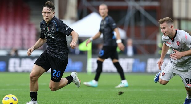 Infortunio Zielinski: il centrocampista del Napoli lascia il ritiro della Polonia