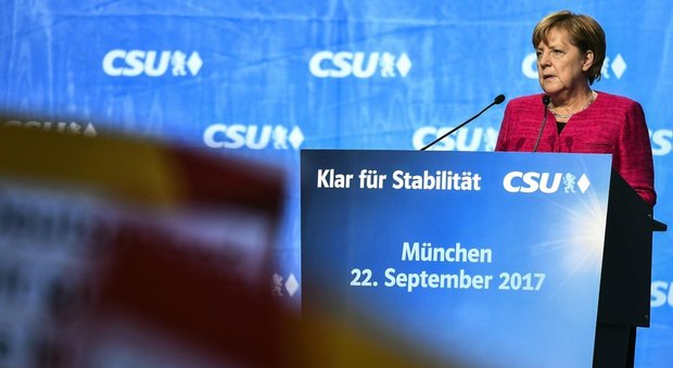 Merkel, valanga di fischi al comizio a Monaco: costretta a gridare per farsi sentire