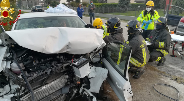 Frontale fra due auto, veicoli distrutti nell'impatto: feriti i conducenti