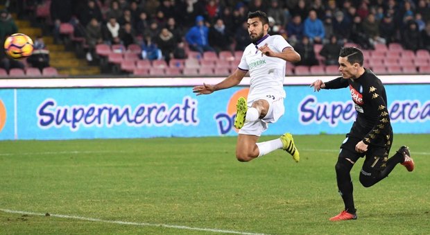 Napoli-Fiorentina 1-0: Callejon spinge i partenopei in semifinale. Espulsi Hysaj e Olivera