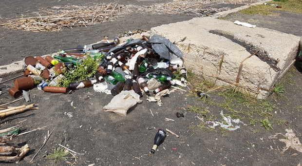 Spiagge discarica, la vergogna per ogni metro 7 pezzi di rifiuti