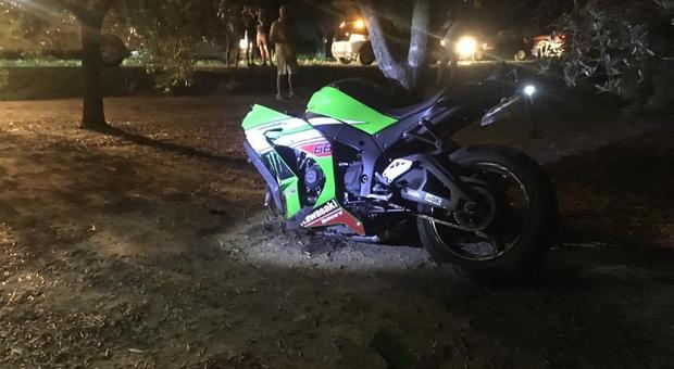 La moto distrutta dopo l'impatto