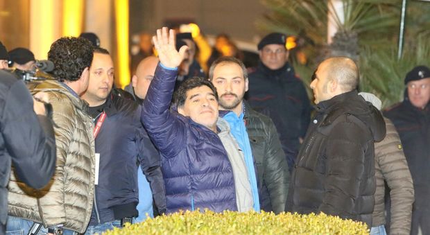 Maradona a Napoli, è bagno di folla. E Diego ai fan: "Vi amo" -