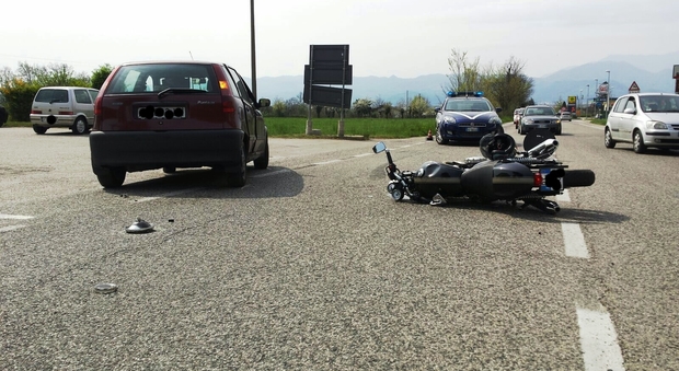 Schianto tra una moto e un'auto: 36enne scaraventato sull'asfalto