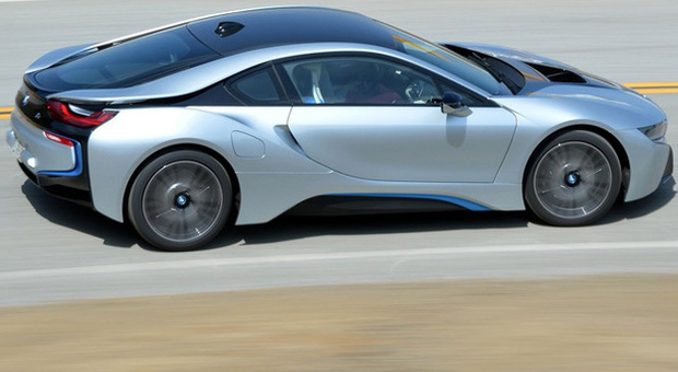 La nuova BMW i8 durante la prova su strada in California