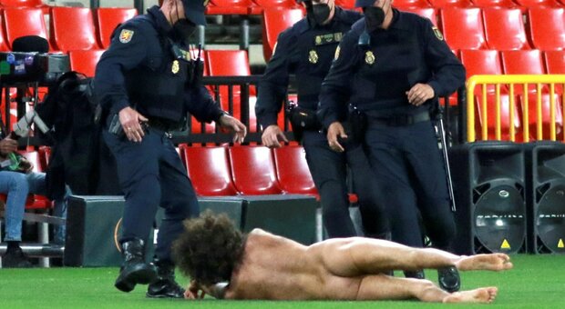 Granada-Manchester United, si gioca a porte chiuse ma un uomo nudo fa invasione di campo