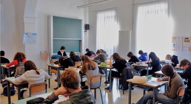 Studenti che aggrediscono i professori rischiano una «multa fino a 10mila euro»: l'ipotesi allo studio del Senato