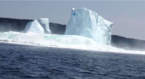 L'iceberg collassa, mini-tsunami verso la barca VIDEO