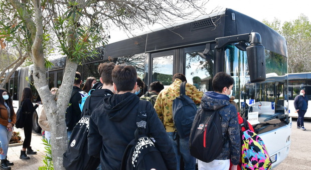 Scuola, in Puglia i bus non bastano. L'ipotesi: doppio ingresso a distanza di 100 minuti