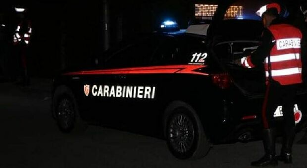 Litiga con il proprietario di un esercizio commerciale e prova a dar fuoco al locale: arrestato, spacca anche il finestrino dell'auto dei carabinieri