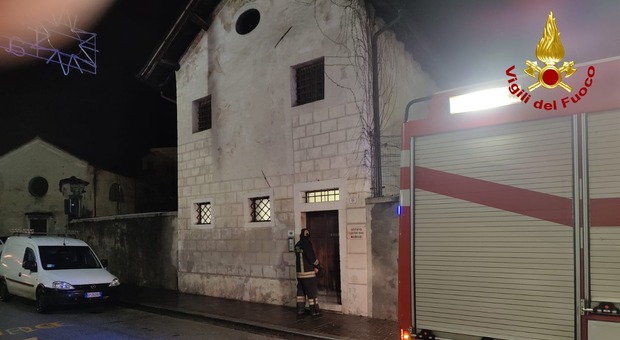 Incendio all'istituto Carenzoni Monego, salvate 4 persone, 18 ospiti evacuati