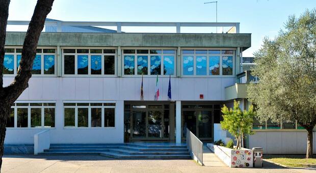 La scuola elementare "Giuseppe Verdi" di Mogliano, finita al centro della polemica