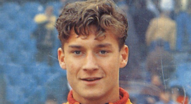 Totti festeggia i 24 anni dall'esordio. «Ero un ragazzetto sbarbato». Gli auguri dalla Uefa e dalla Serie A