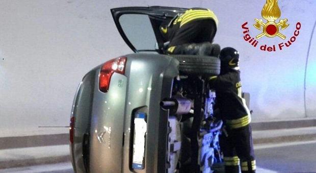Auto si cappotta in galleria sull'Alemagna: due persone ferite