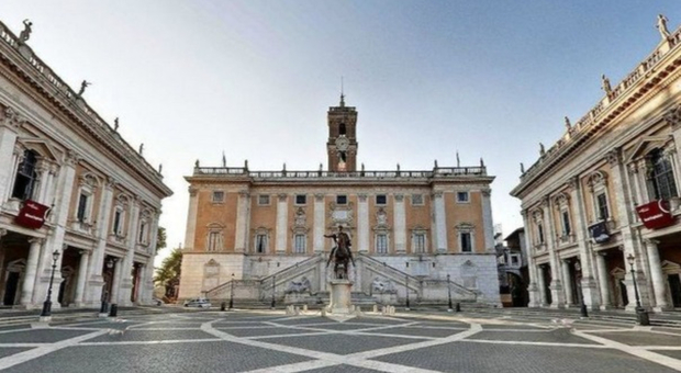 Roma, i consiglieri comunali approvano l'aumento al loro stipendio. «Passano da 2.100 a 3.600 euro al mese»