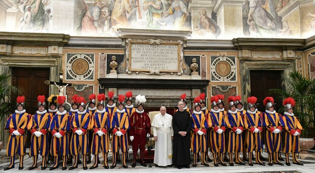 Papa Francesco, 23 nuove Guardie Svizzere hanno giurato per proteggerlo, ecco cosa fanno ogni giorno