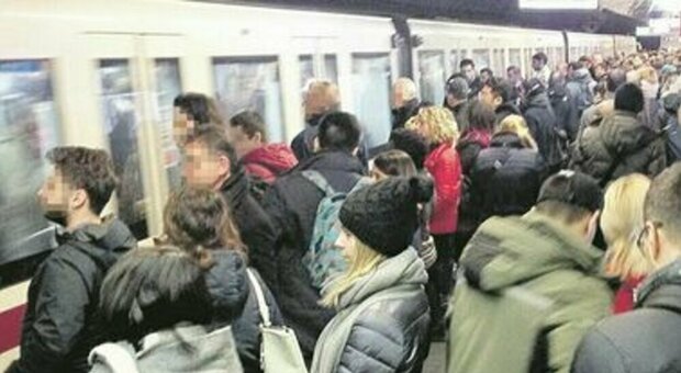 Roma, due giovani non vogliono cedere il posto sulla metro a una donna anziana. «Derisa, atto di profonda maleducazione»