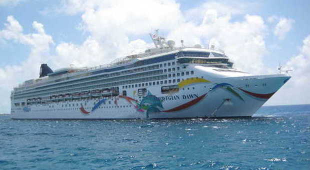 Bermuda, nave da crociera con 3700 passeggeri s'incaglia sulla barriera corallina
