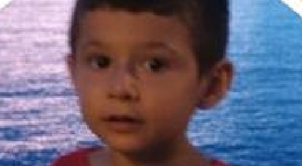 Bimbo morto in piscina a Varcaturo, il padre si ribalta con l'auto mentre corre in ospedale: è grave