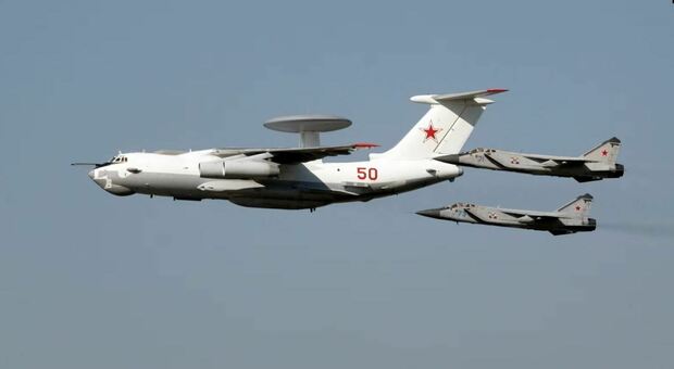 Un altro aereo spia russo A-50 da 300 milioni di dollari abbattuto: Kiev rivendica il successo, ma i blogger di Mosca: «Colpito da fuoco amico»