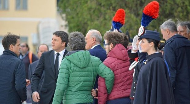 Tunisi, in Italia le salme degli italiani. Renzi: abbraccio di tutto il Paese. Venti arresti per l'attacco